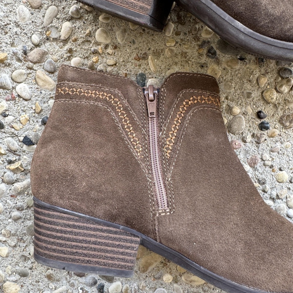 Clarks Collection Ankle Boots Womens 8 Brown Suede Zip Booties Block Heel UK 5.5 - Picture 3 of 8
